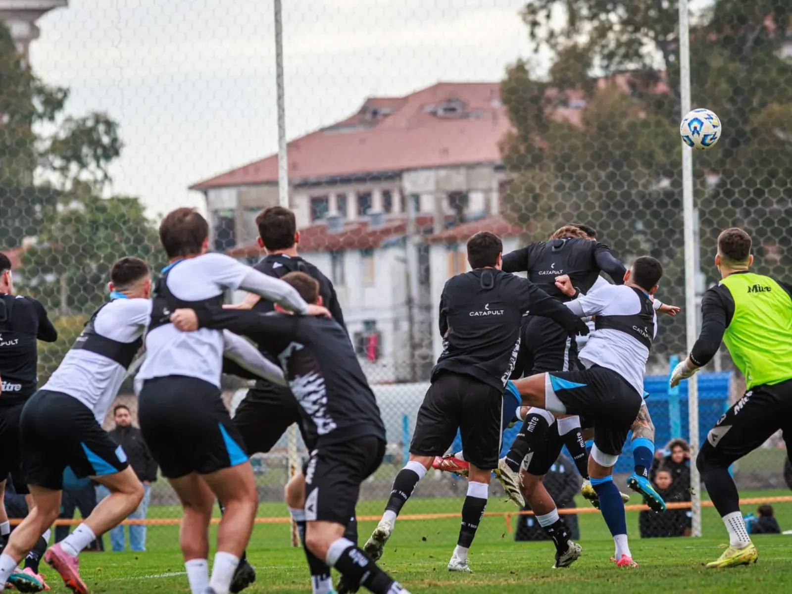 Jugadores de Racing celebran un gol durante el amistoso contra Gimnasia de Mendoza.