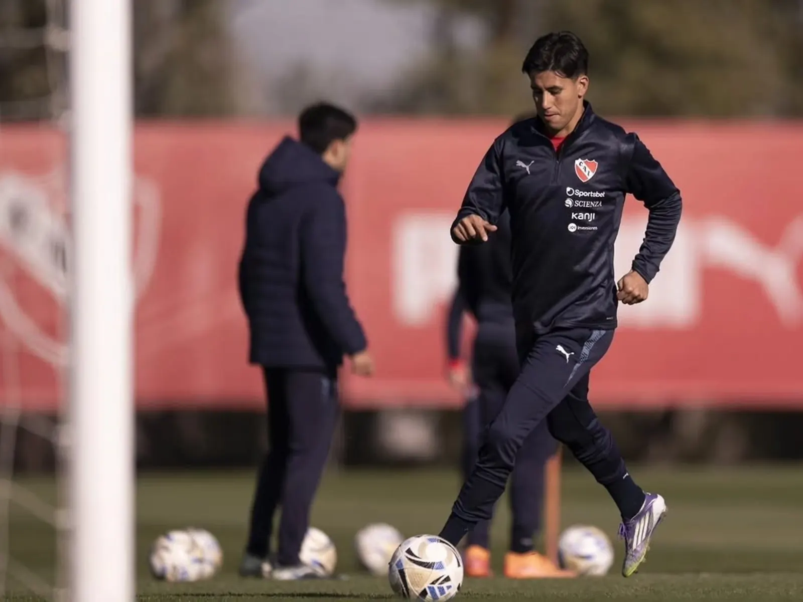 Maxi Meza trabajando en una sesión de entrenamiento con el equipo de Independiente.