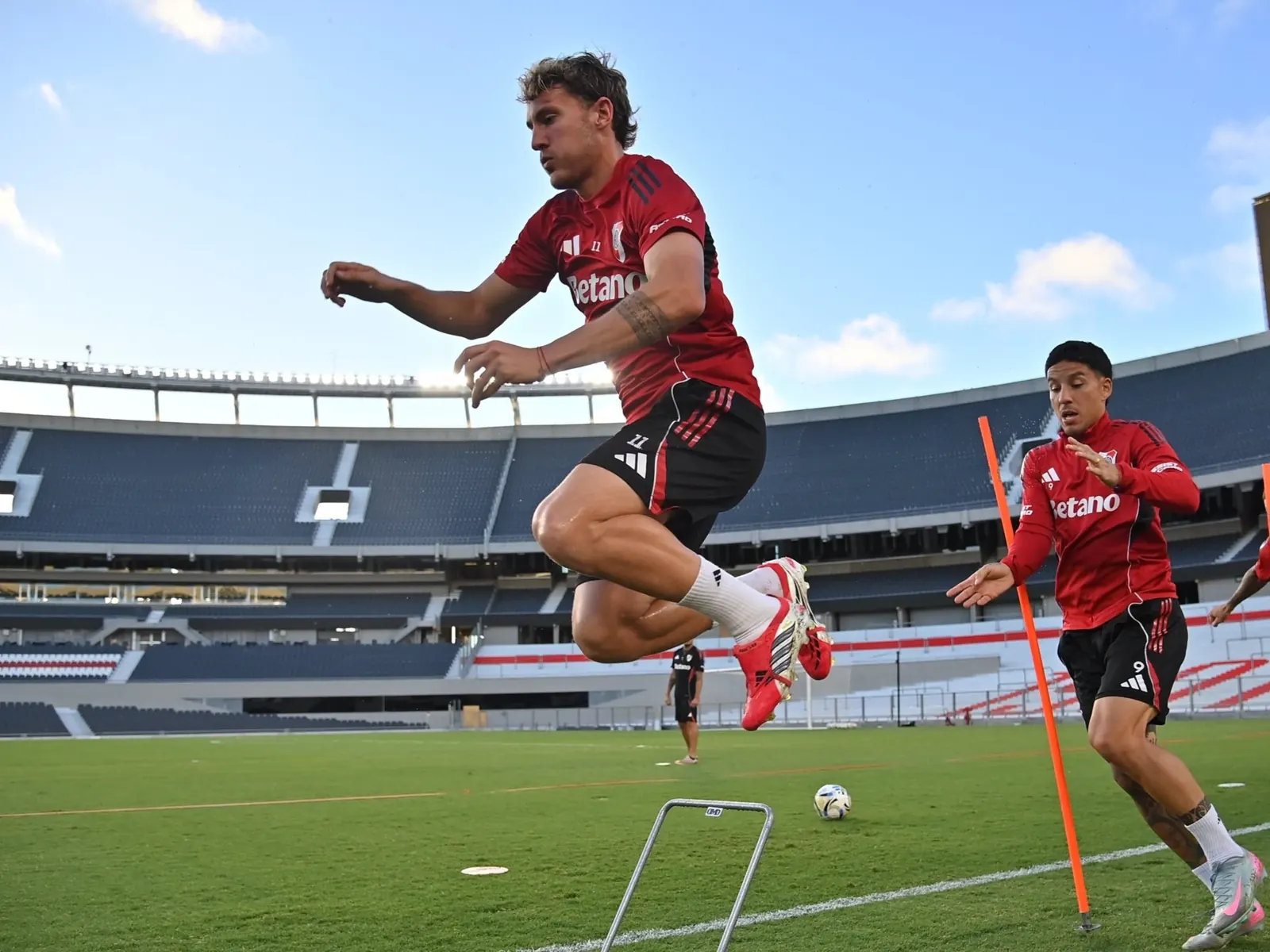 Jugadores de River Plate, Facundo Colidio y Joaquín Freitas, durante un entrenamiento.