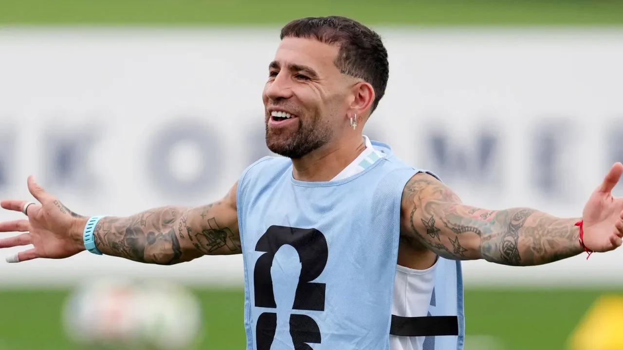 Mientras se prepara para afrontar los desafíos de la Copa del Mundo con la Selección Argentina, Nicolás Otamendi no pierde de vista su futur