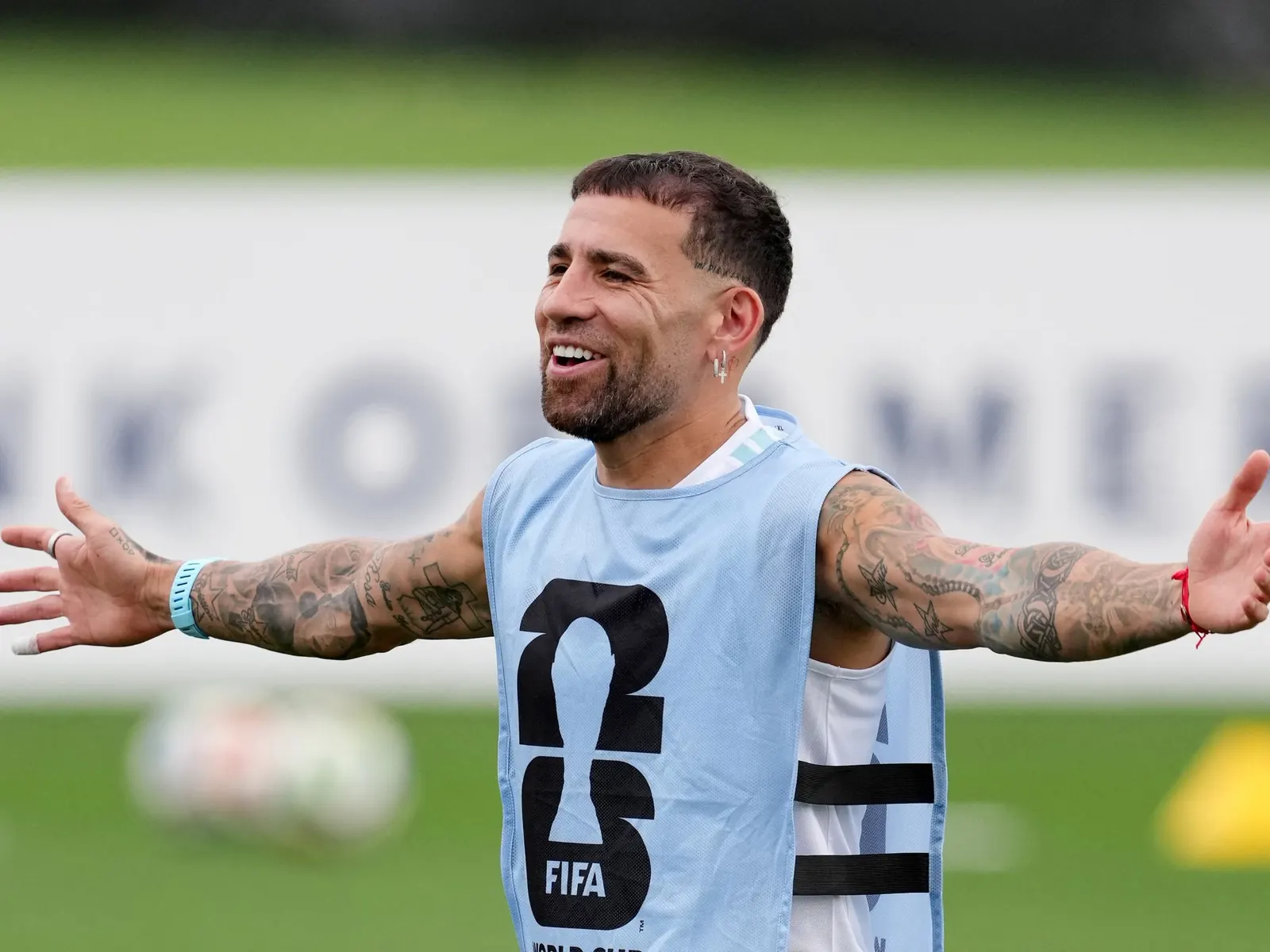 Nicolás Otamendi, defensor de la Selección Argentina y futuro jugador de River Plate, entrenando en el gimnasio, con un primer plano de su tatuaje del club millonario en la pierna.