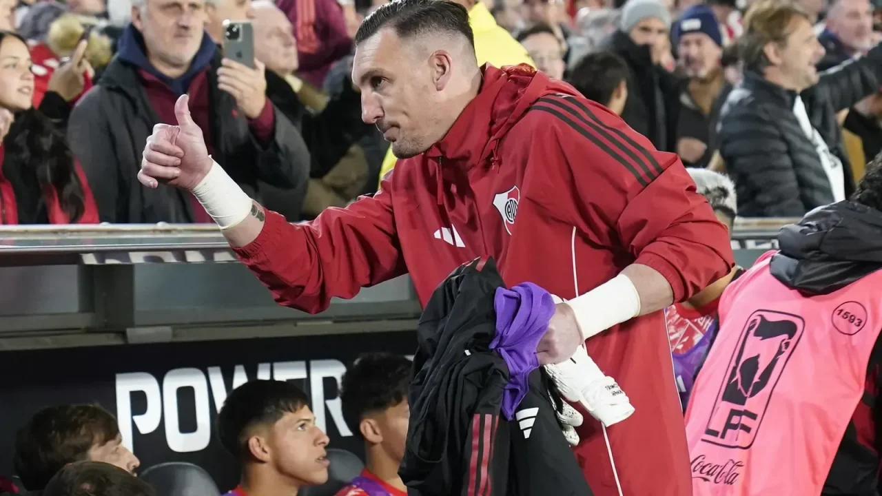 Franco Armani, una leyenda reciente de River Plate, se prepara para decir adiós al club que lo acogió durante ocho años y medio. Tras el com