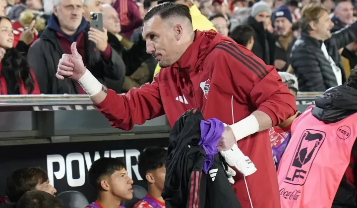 Franco Armani, una leyenda reciente de River Plate, se prepara para decir adiós al club que lo acogió durante ocho años y medio. Tras el com