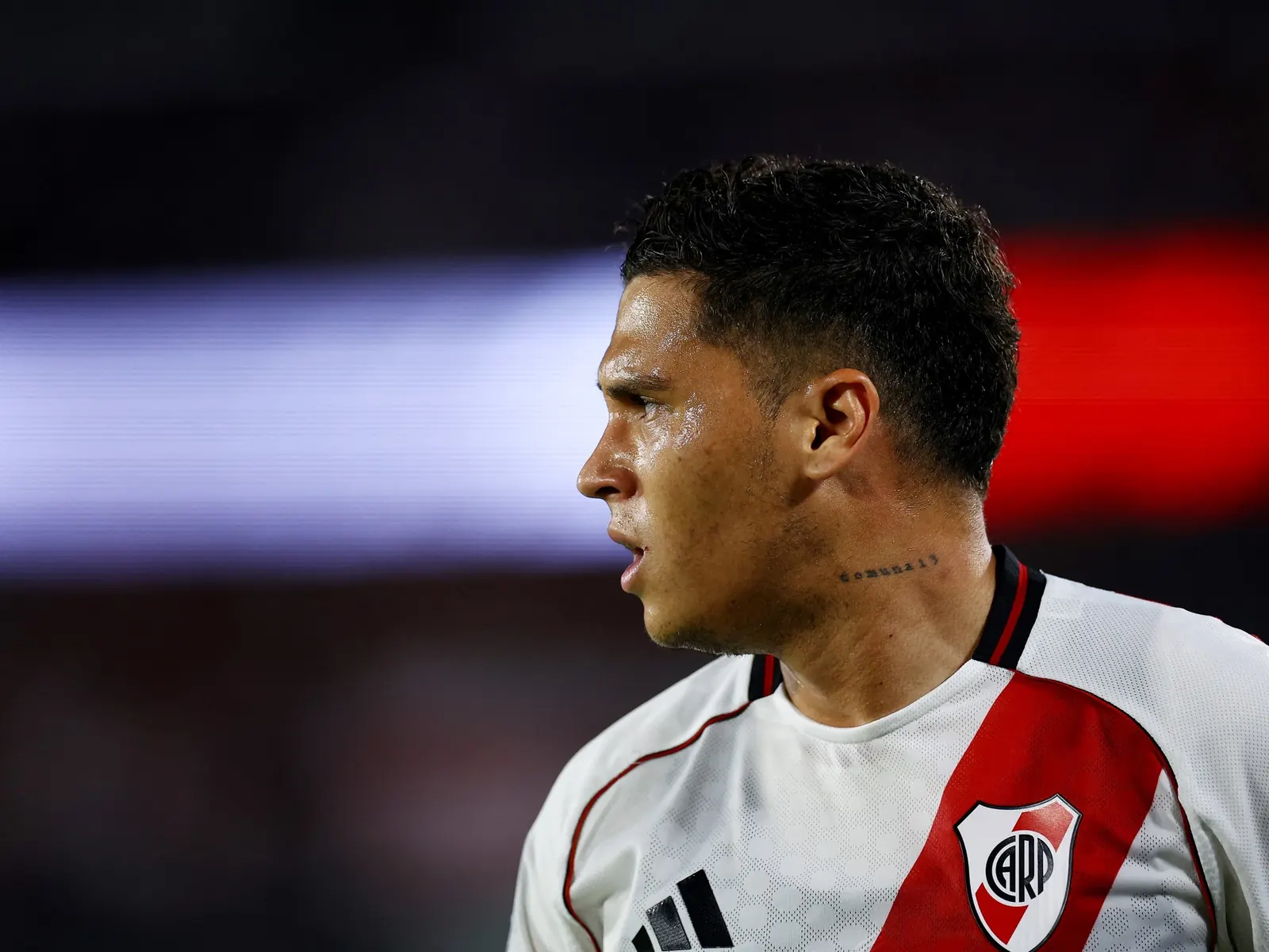 Juanfer Quintero hablando en una entrevista televisiva luego de rescindir su contrato con River Plate
