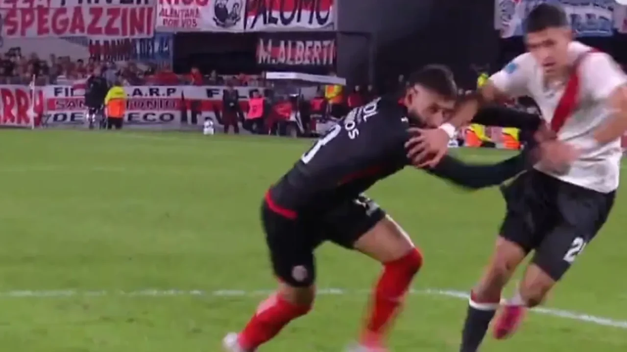 La polémica en el área: por qué reclaman penal de River ante Barracas