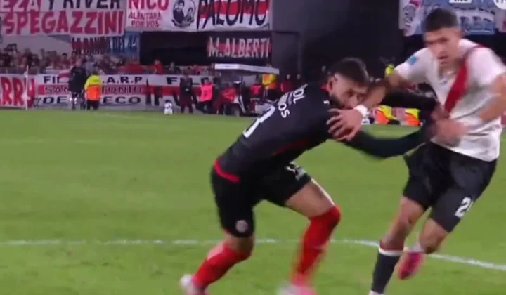 La polémica en el área: por qué reclaman penal de River ante Barracas