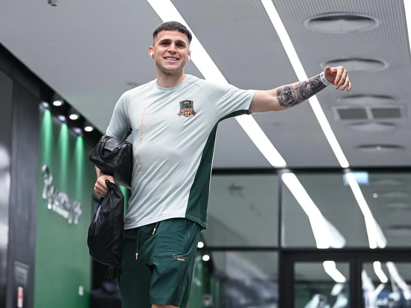 Giovanni González, nuevo refuerzo de River Plate, sonriendo durante una presentación.