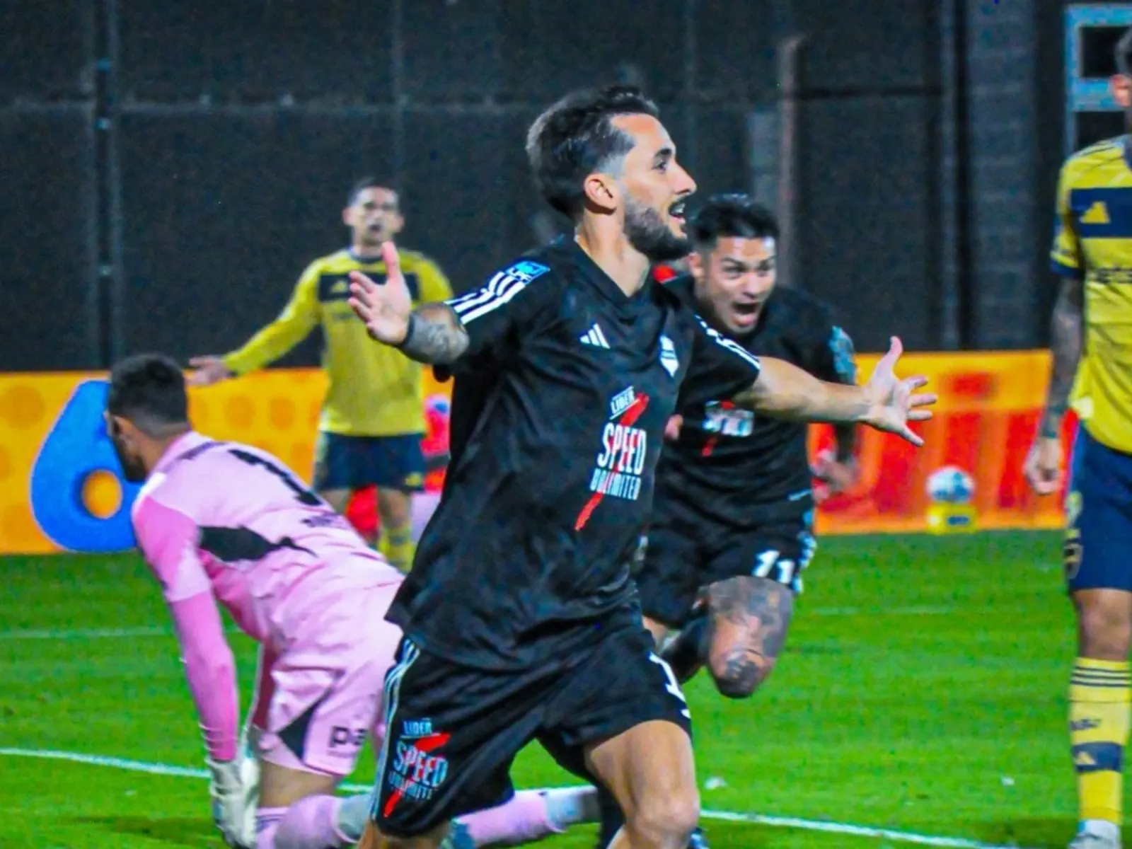 Jugadores de Deportivo Riestra festejando un gol contra Boca Juniors en el Torneo Clausura 2026