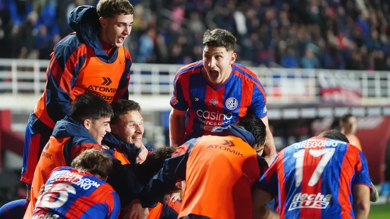 San Lorenzo consiguió su primer triunfo en la era Pipo Gorosito: gol de Auzmendi y las notas del plantel