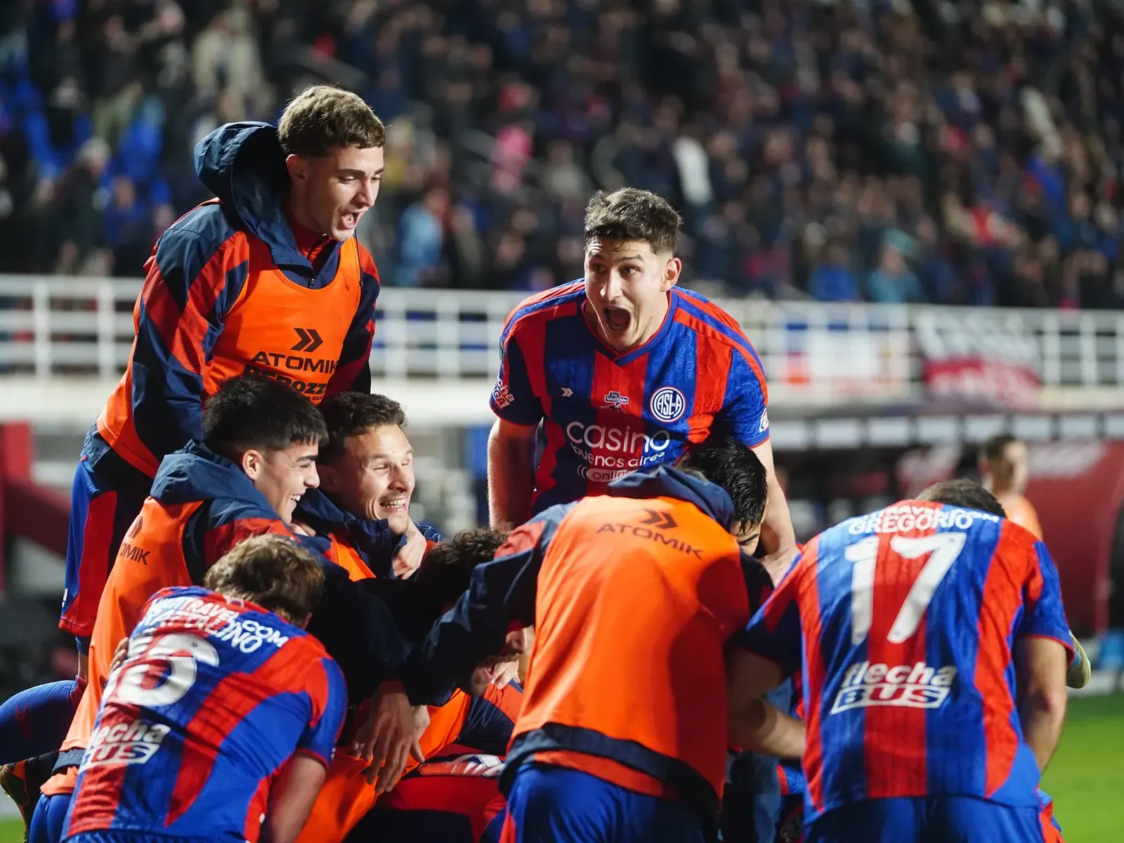 Jugadores de San Lorenzo festejan el gol de Rodrigo Auzmendi frente a Gimnasia de Mendoza en el Nuevo Gasómetro