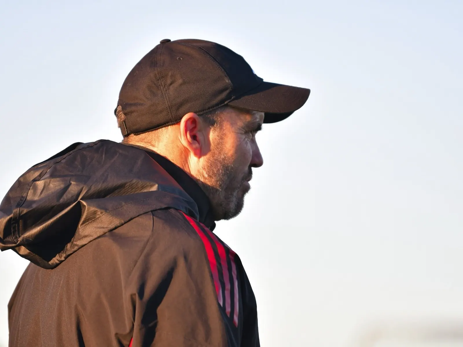Eduardo Coudet en el banco de suplentes de River Plate, dando indicaciones durante un partido.
