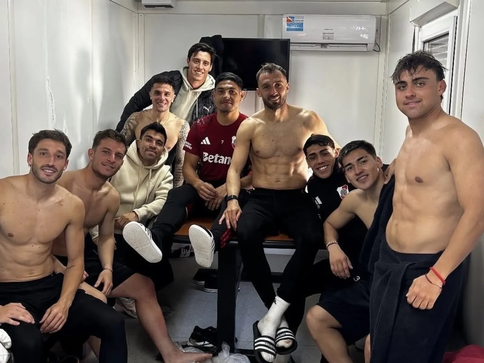 Jugadores de River Plate entrenando en el predio de Cantilo