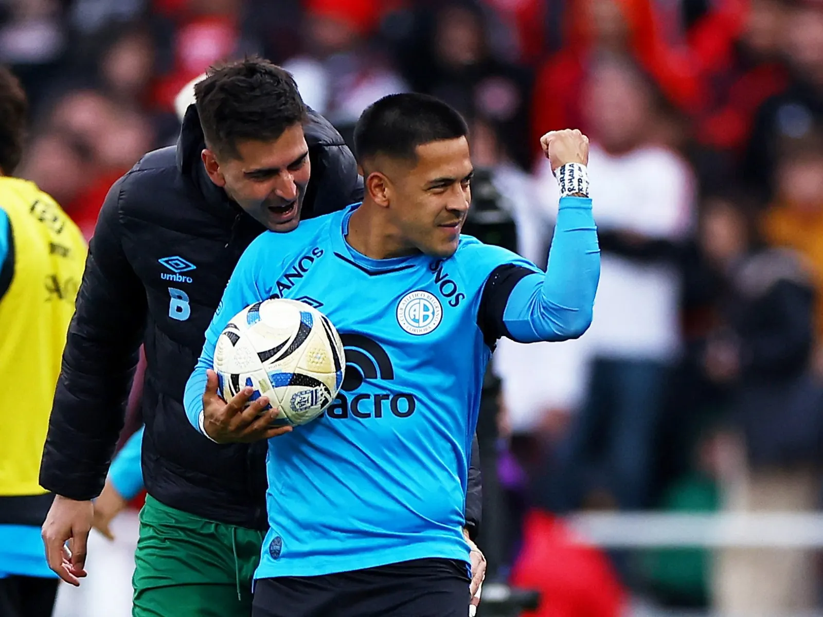 Nicolás "Uvita" Fernández, delantero de Belgrano, con el puño en alto tras anotar un gol importante en la final contra River Plate.
