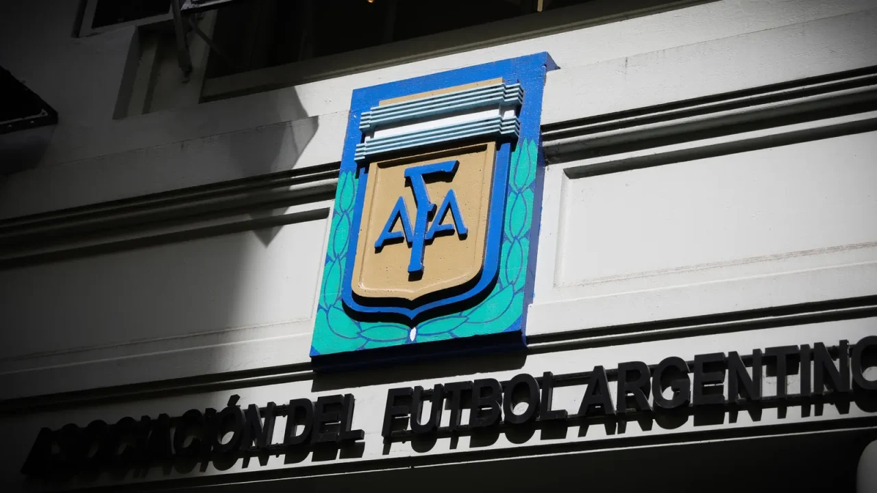 Fútbol Argentino en Vilo: AFA Suspende Actividad por Regreso de la Selección