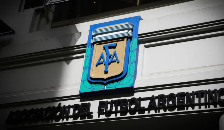 Fútbol Argentino en Vilo: AFA Suspende Actividad por Regreso de la Selección