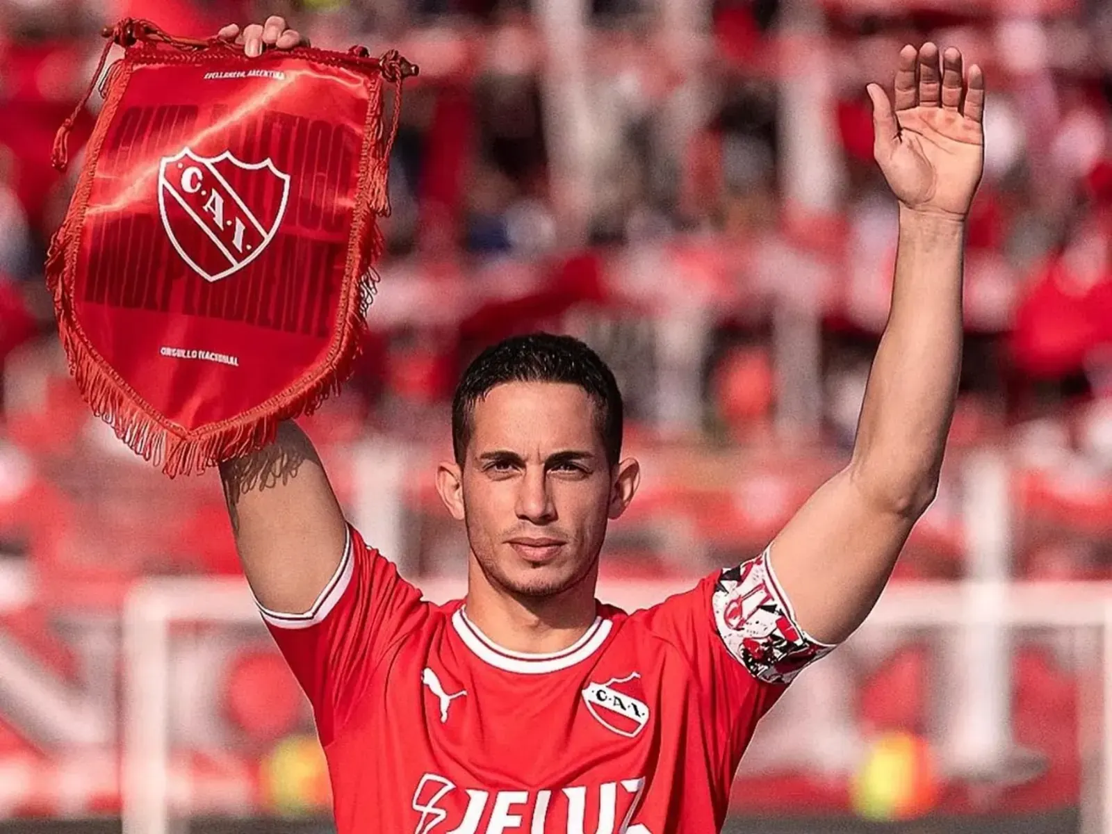 Iván Marcone, capitán de Independiente, celebra la victoria 2-0 ante Estudiantes en el estadio UNO de La Plata, por la primera fecha del Torneo Clausura 2026.