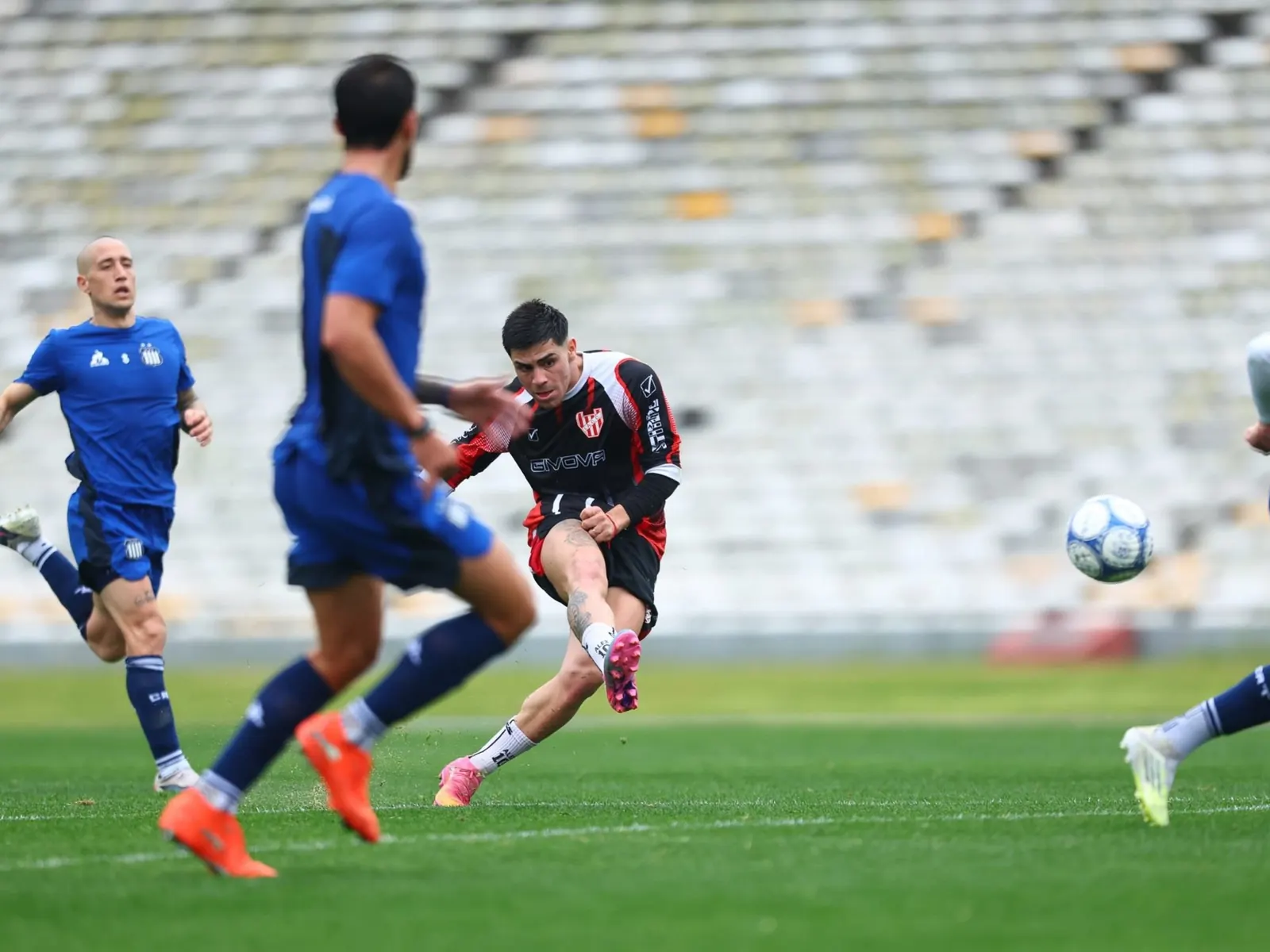 Jugadores de fútbol argentino disputando un partido amistoso de pretemporada