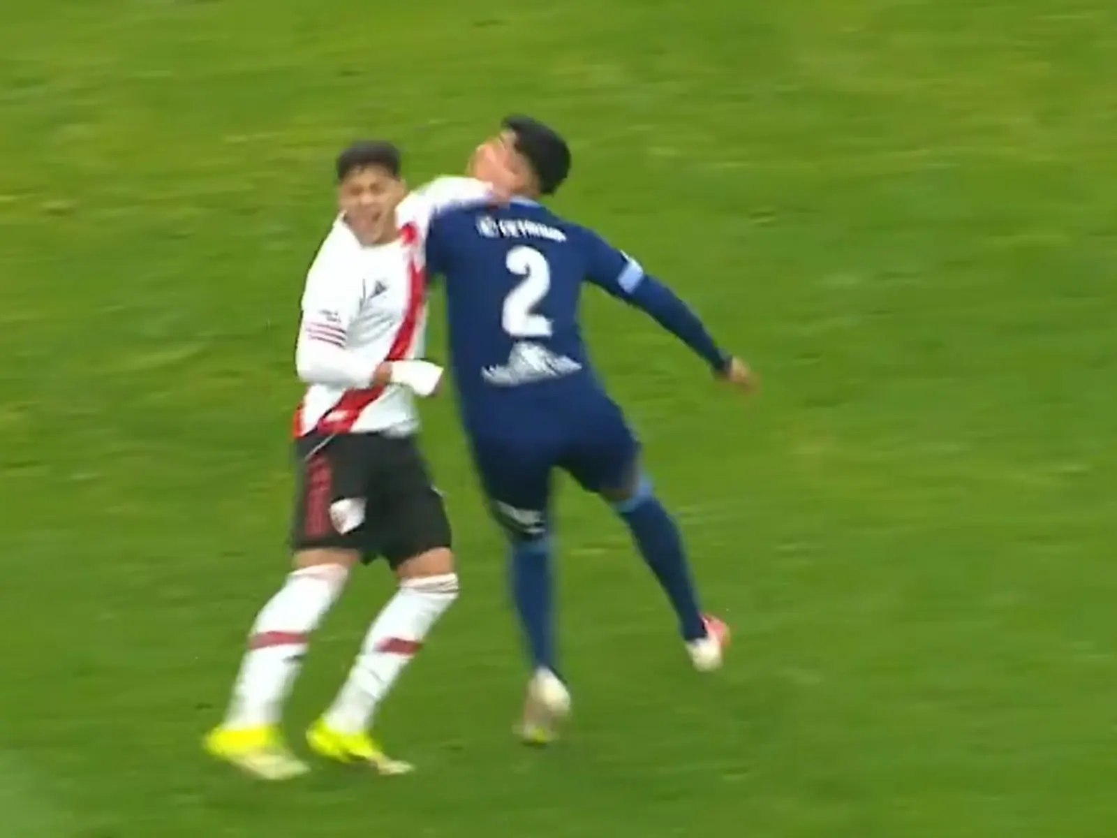 Jugadores juveniles de River Plate en el campo de juego.