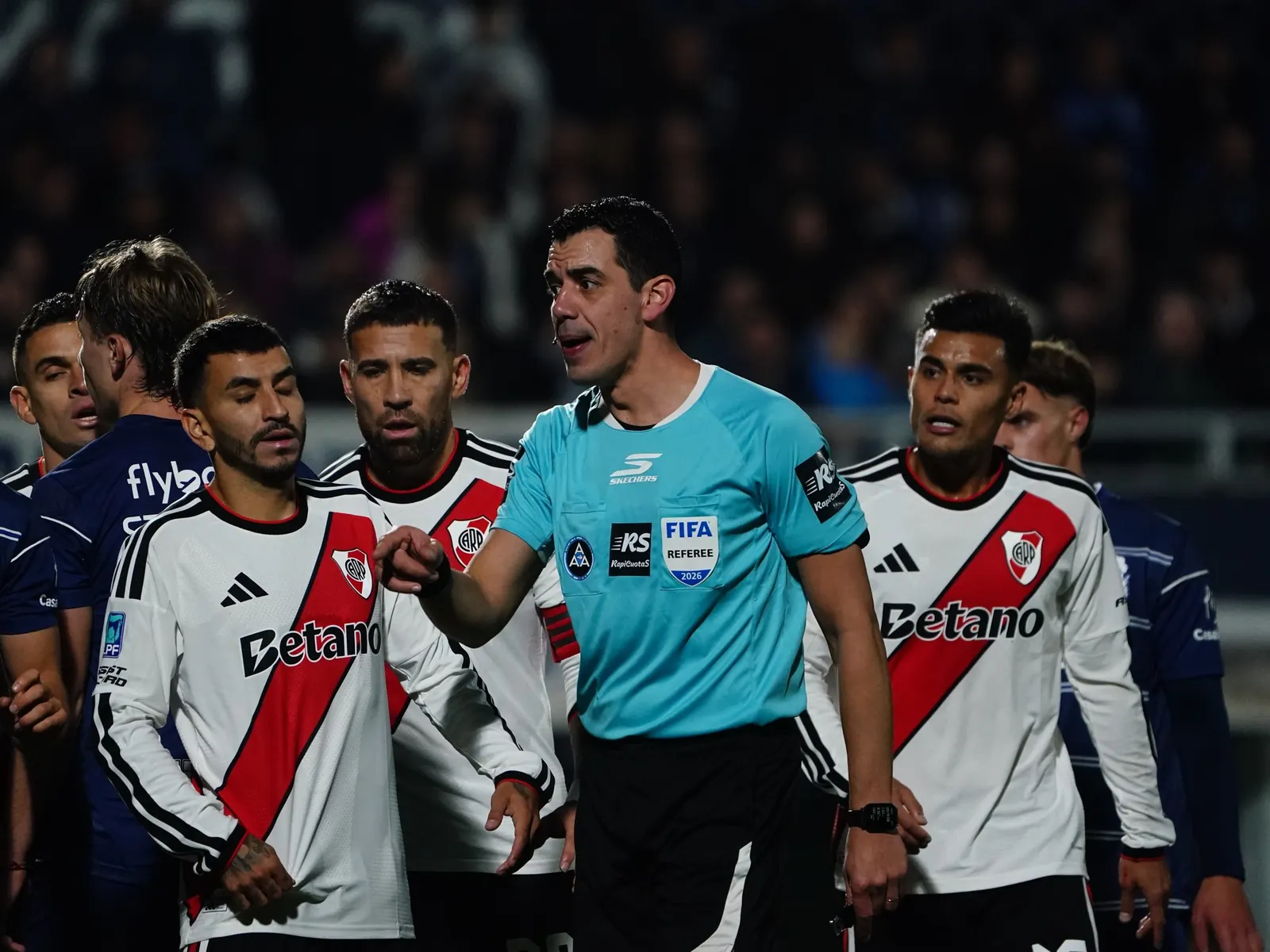 River Plate jugadores cabizbajos tras la derrota ante Gimnasia en el Clausura 2026