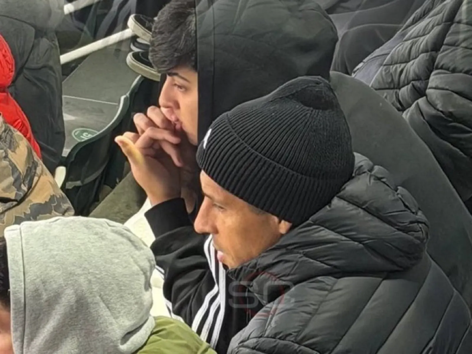 Enzo Pérez, exfutbolista de River Plate, presenciando la final de la Reserva desde la platea del Florencio Sola.