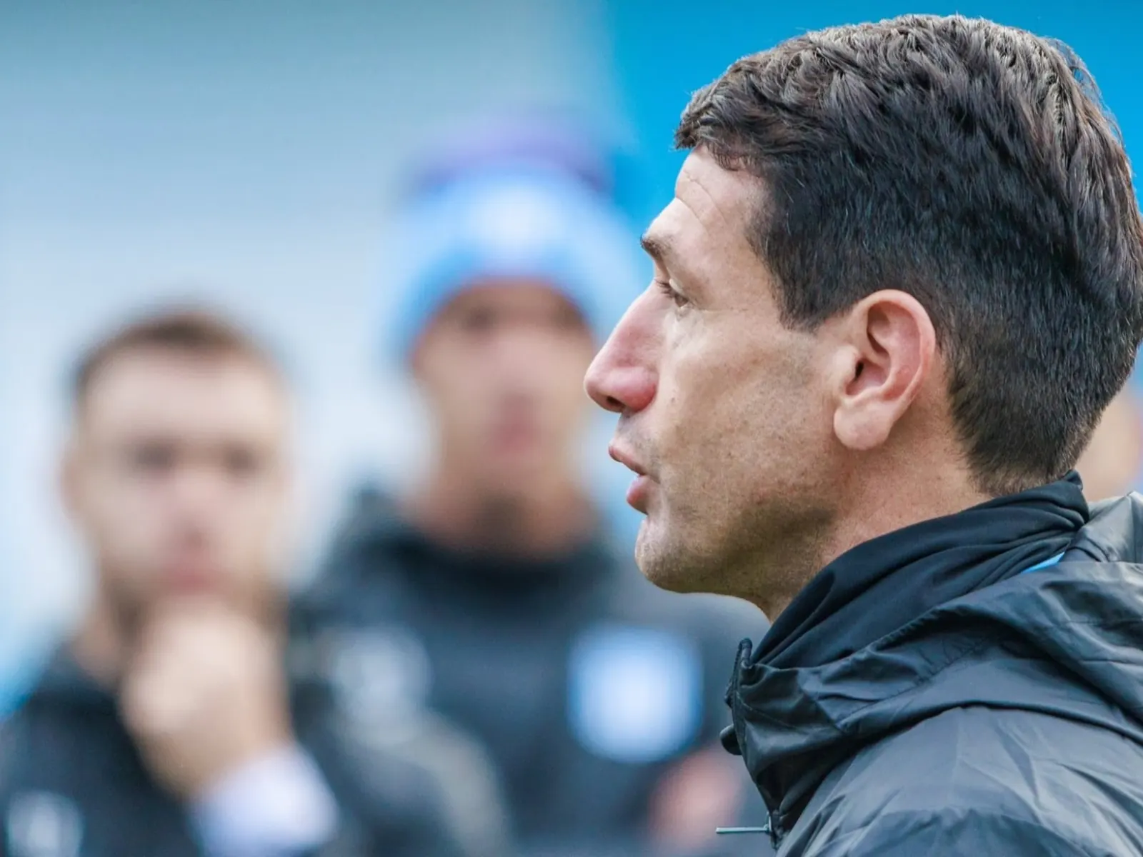 Sebastián Romero, director técnico interino de Racing, al frente del equipo en un encuentro.