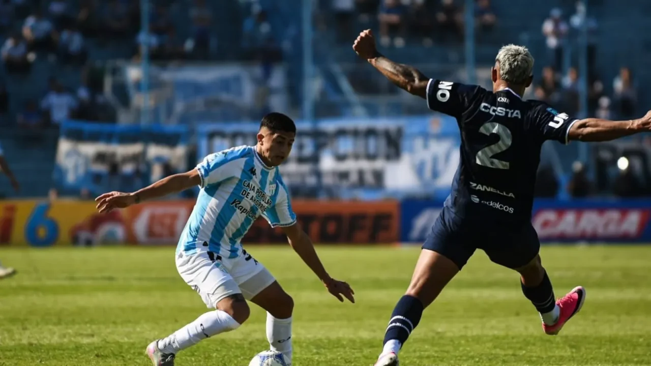 Pausa de hidratación en el fútbol argentino: el insólito cooling break en el debut del Clausura