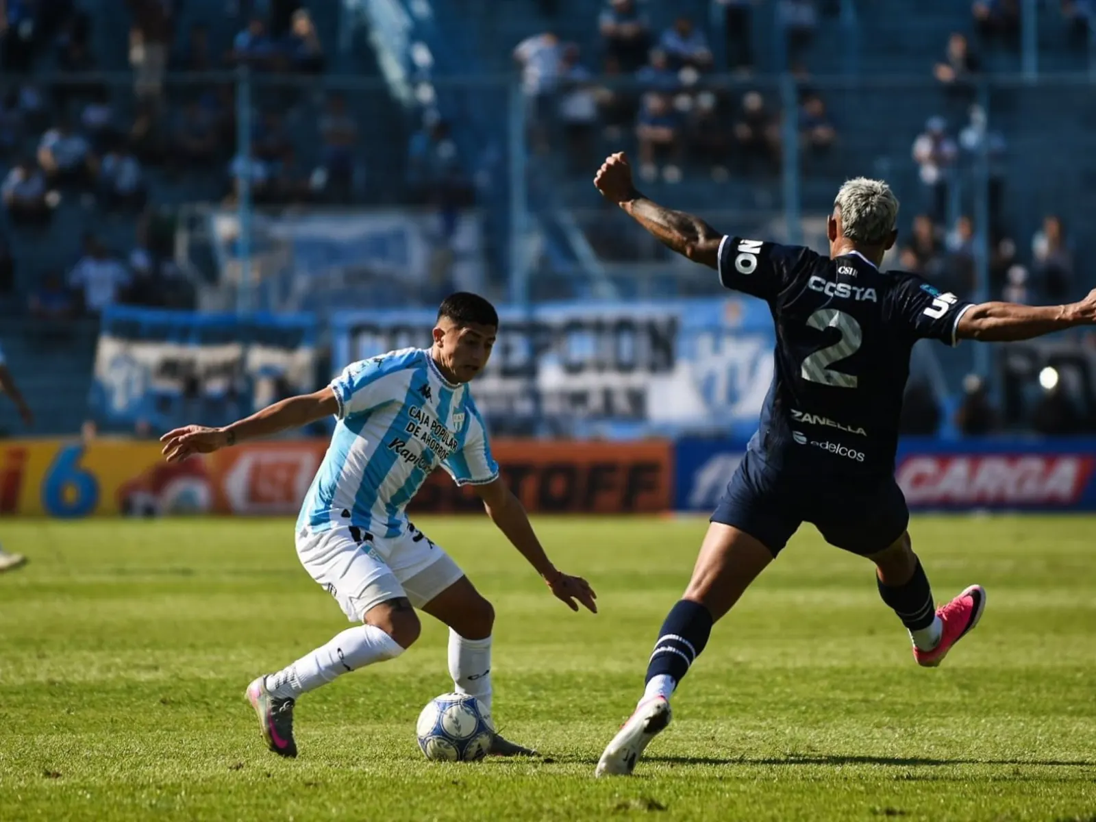 Jugadores de Atlético Tucumán e Independiente Rivadavia durante la pausa de hidratación en el partido de la fecha 1 del Torneo Clausura 2026