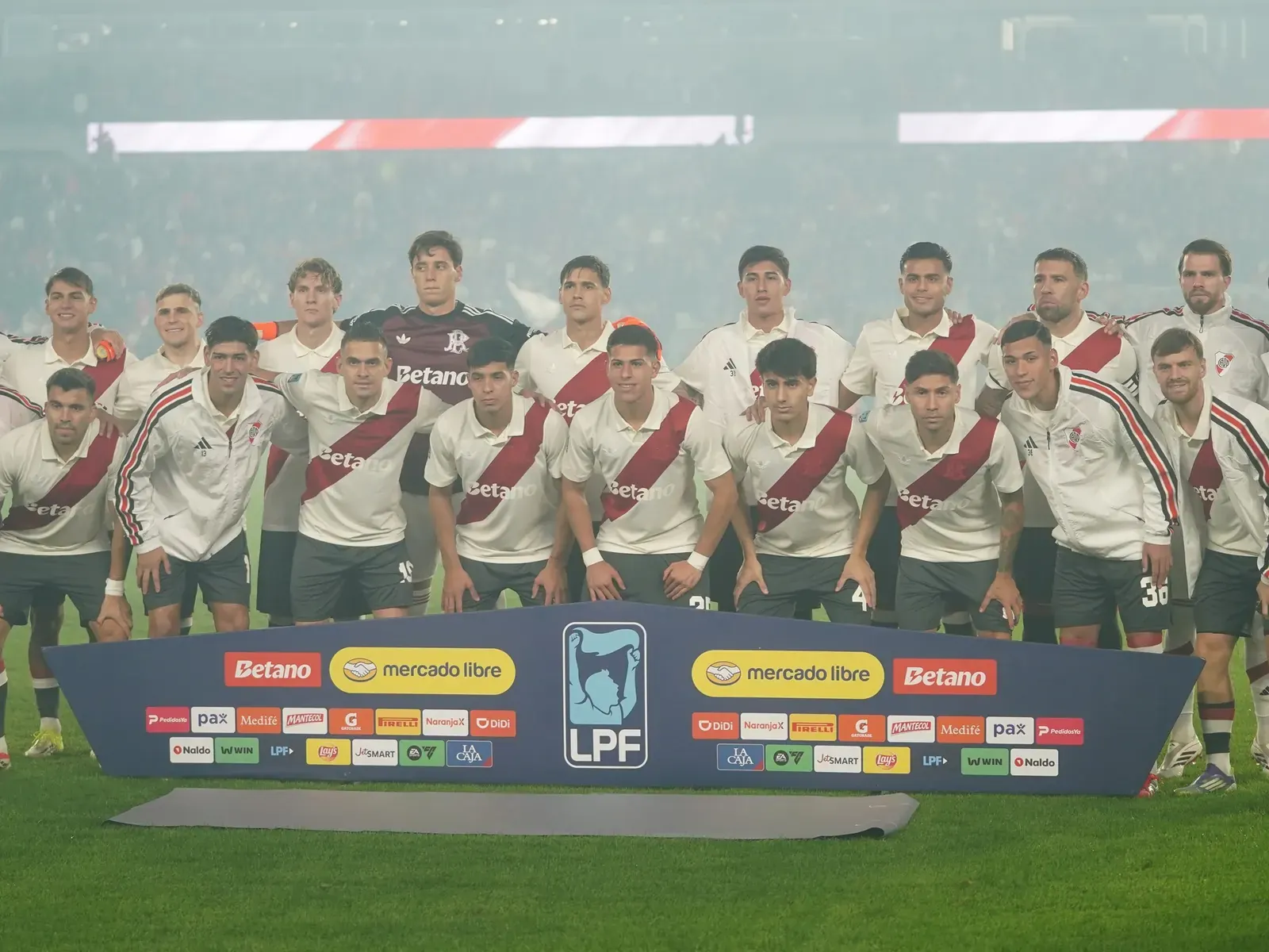 River Plate jugadores cabizbajos tras derrota ante Barracas Central en el Monumental