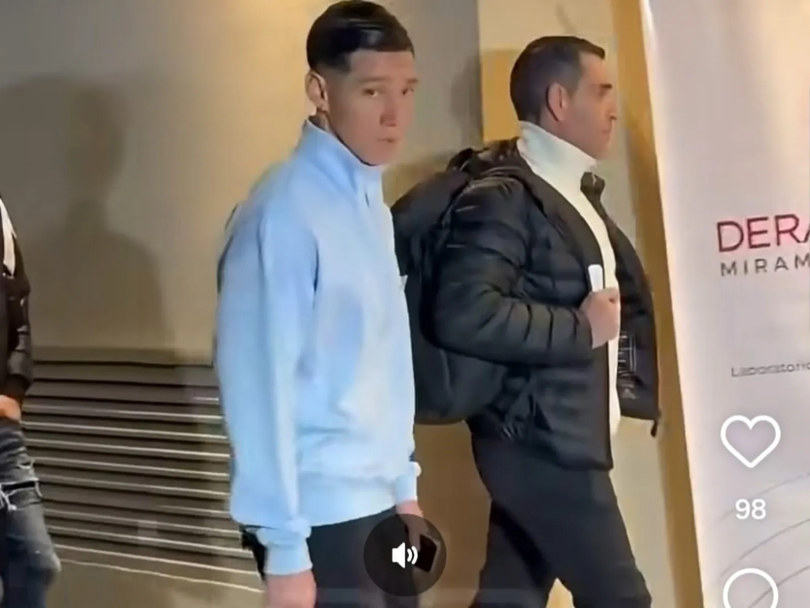 Matías Kranevitter posando con la camiseta de Racing durante la presentación.