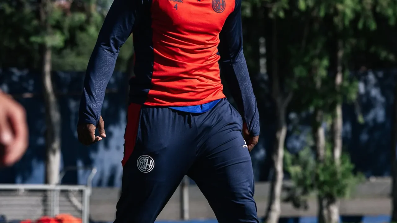 El futuro inmediato de Jhohan Romaña parece estar lejos de Boedo. El defensor colombiano, considerado una pieza fundamental en el esquema de