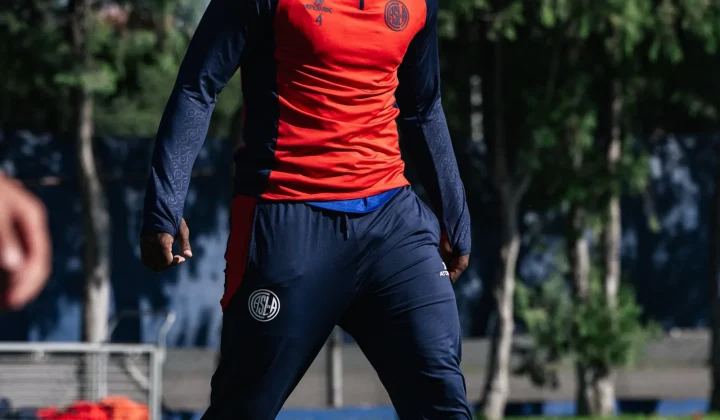 El futuro inmediato de Jhohan Romaña parece estar lejos de Boedo. El defensor colombiano, considerado una pieza fundamental en el esquema de