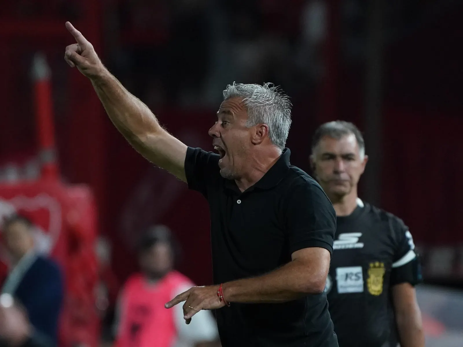 Lucas Pusineri, director técnico de Central Córdoba, durante un partido.