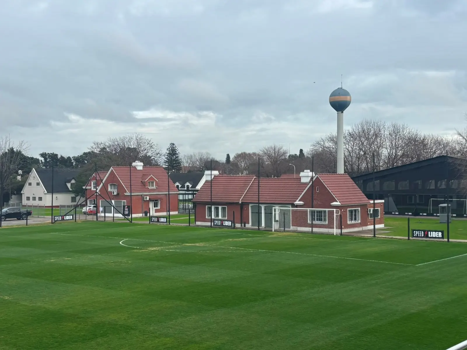 Predio La Candela, actual Speed Camp, con la torre de agua de Boca y las instalaciones deportivas de Riestra