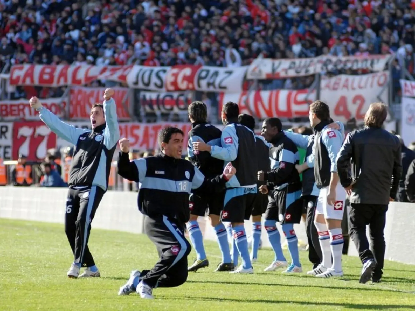 Hinchas de Belgrano en el estadio, previo a un partido importante.
