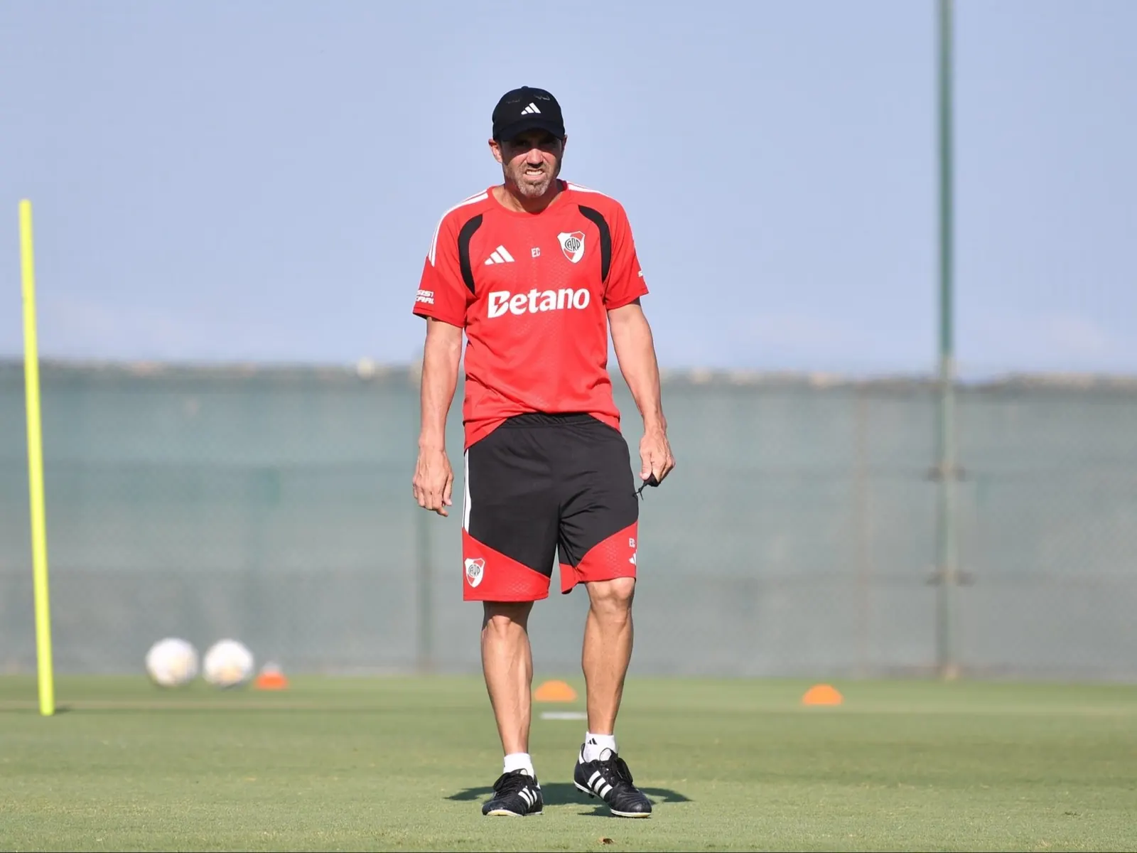 Jugadores de River Plate y Flamengo se preparan para un amistoso en el Estadio Algarve.