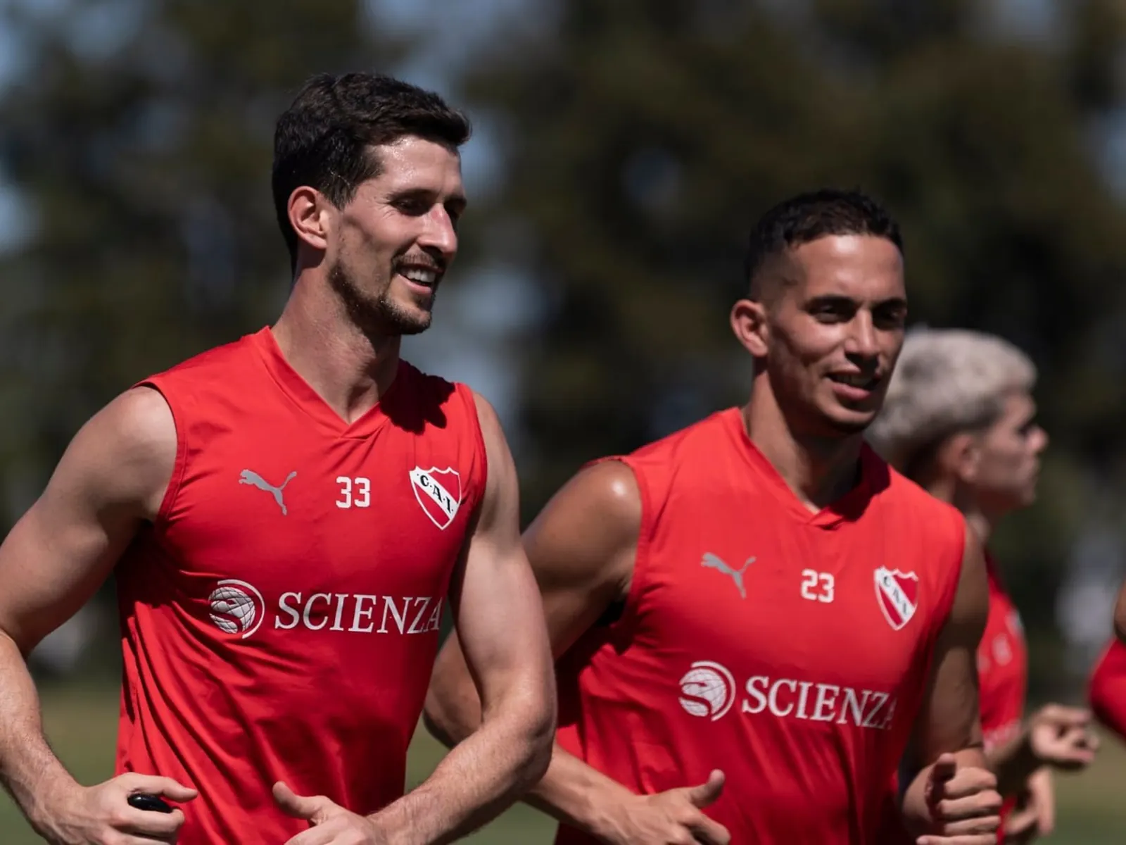 Jugadores de Independiente entrenando en el campo de juego.