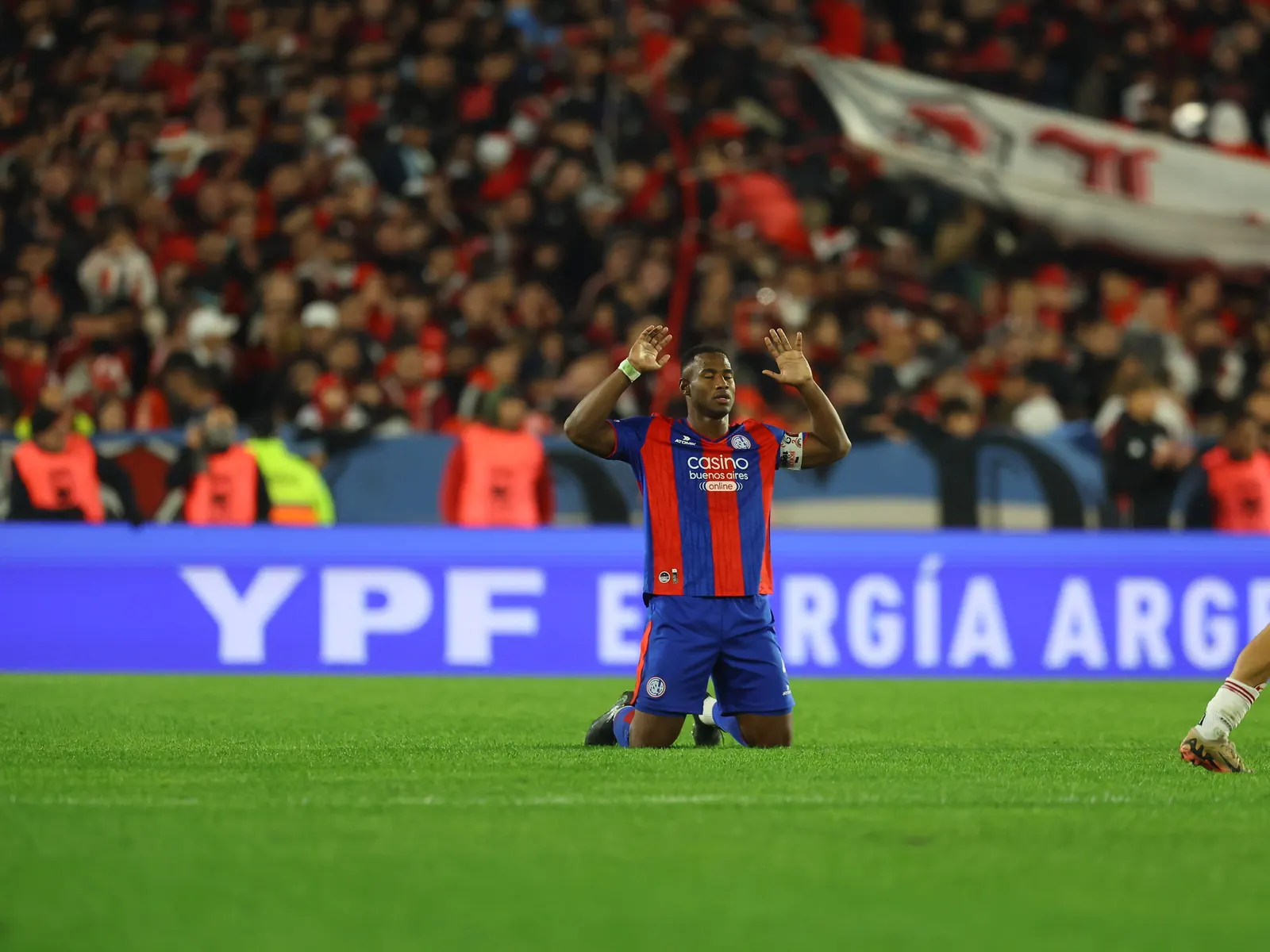 Jugadores de San Lorenzo celebran un gol en la Copa Sudamericana.