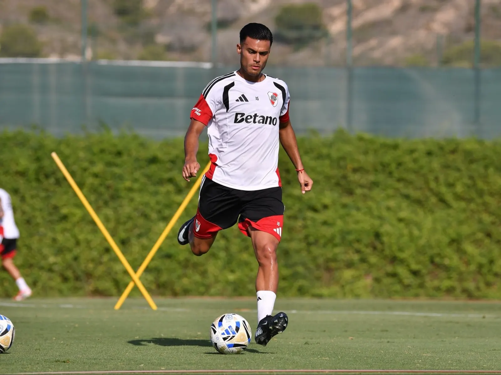Imagen de Fausto Vera vistiendo la camiseta de River Plate durante un entrenamiento.