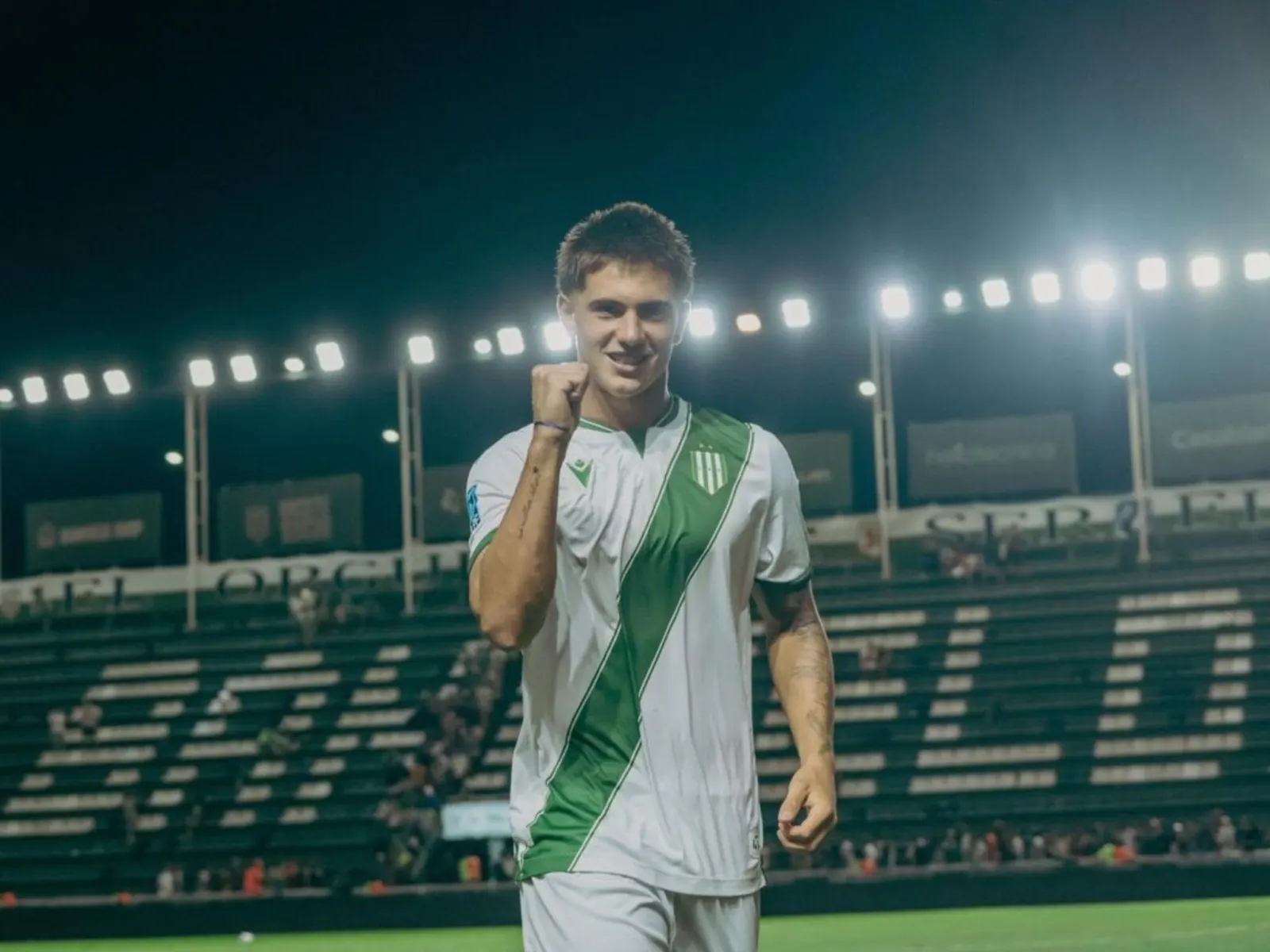 Tiziano Perrotta, delantero de Banfield de 19 años, celebra un gol en el Florencio Sola