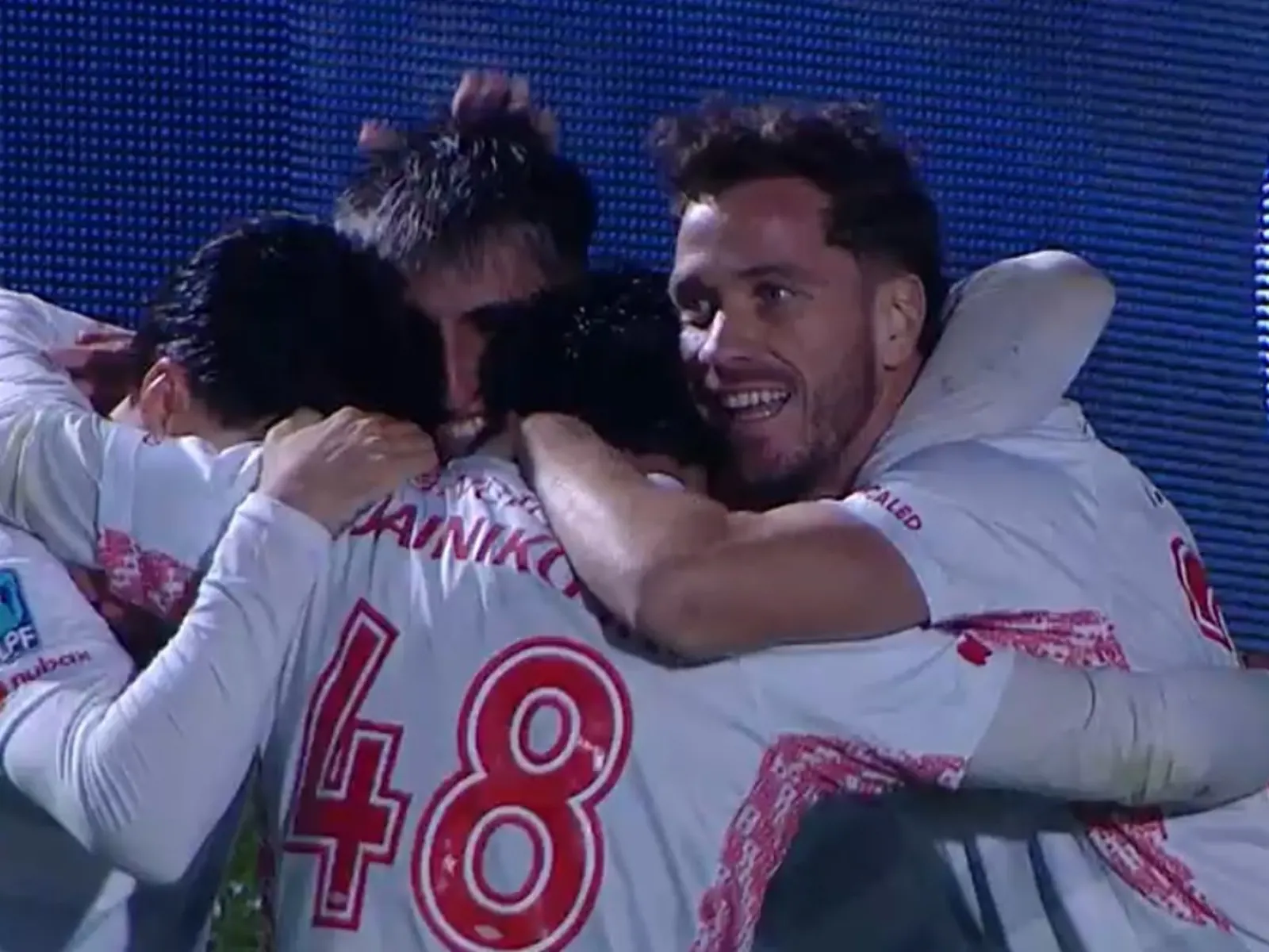 Alan Lescano festeja su gol para Argentinos Juniors ante Sarmiento en Junín