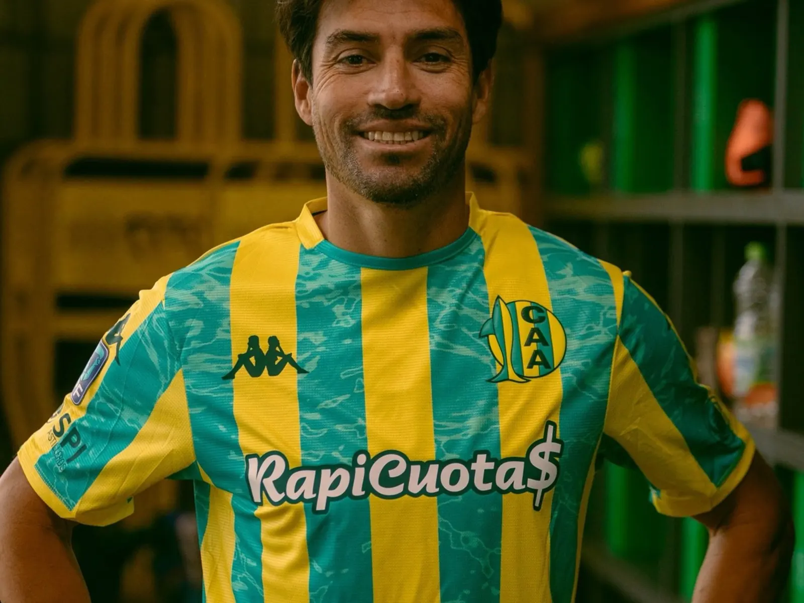 Nicolás Gaitán posa con la camiseta de Aldosivi en el estadio José María Minella