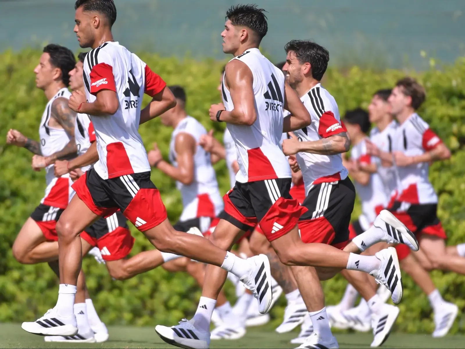 Jugadores de River Plate y Flamengo preparándose para un partido.