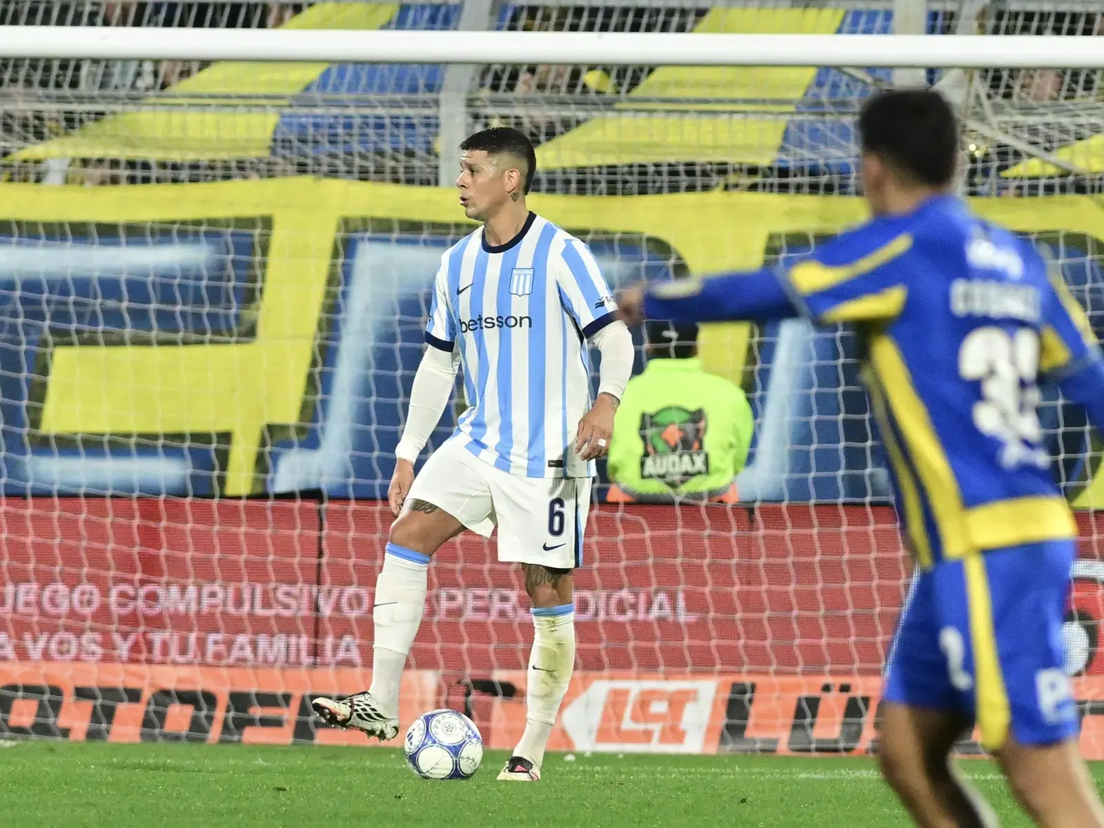 Marcos Rojo en acción con la camiseta de Racing Club durante el partido contra Rosario Central por la tercera fecha del Torneo Clausura 2026