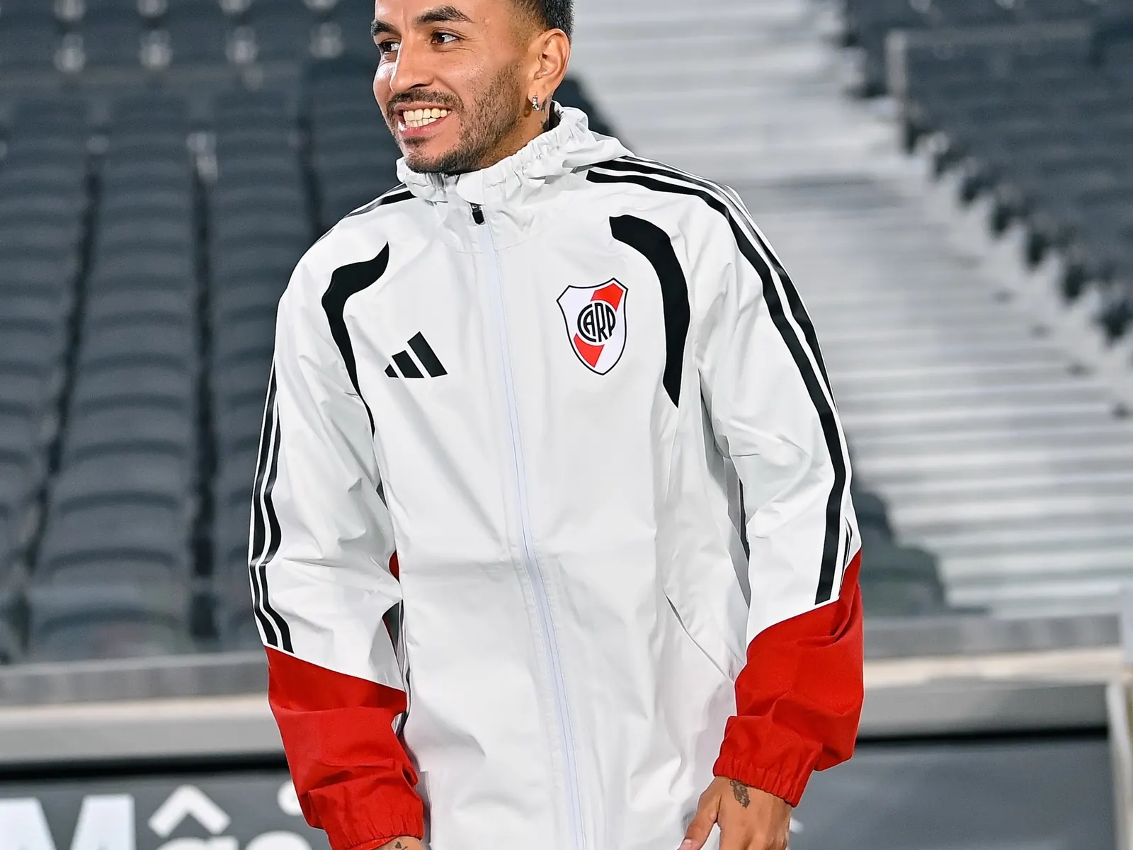 Ángel Correa posa con la camiseta de River Plate con el número 10 en el Monumental