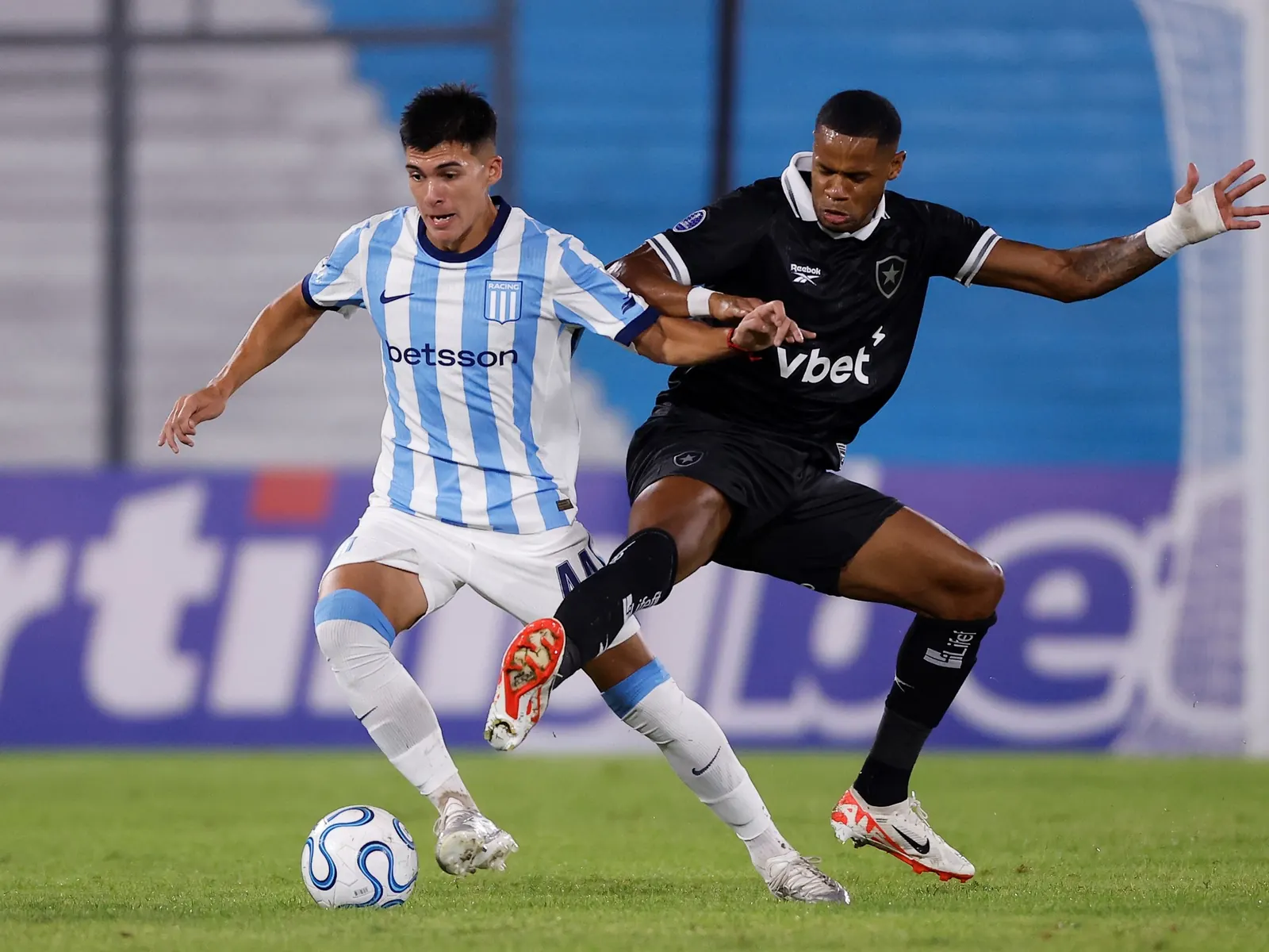 Gonzalo Sosa, volante de Racing, durante un encuentro oficial con la camiseta de la Academia