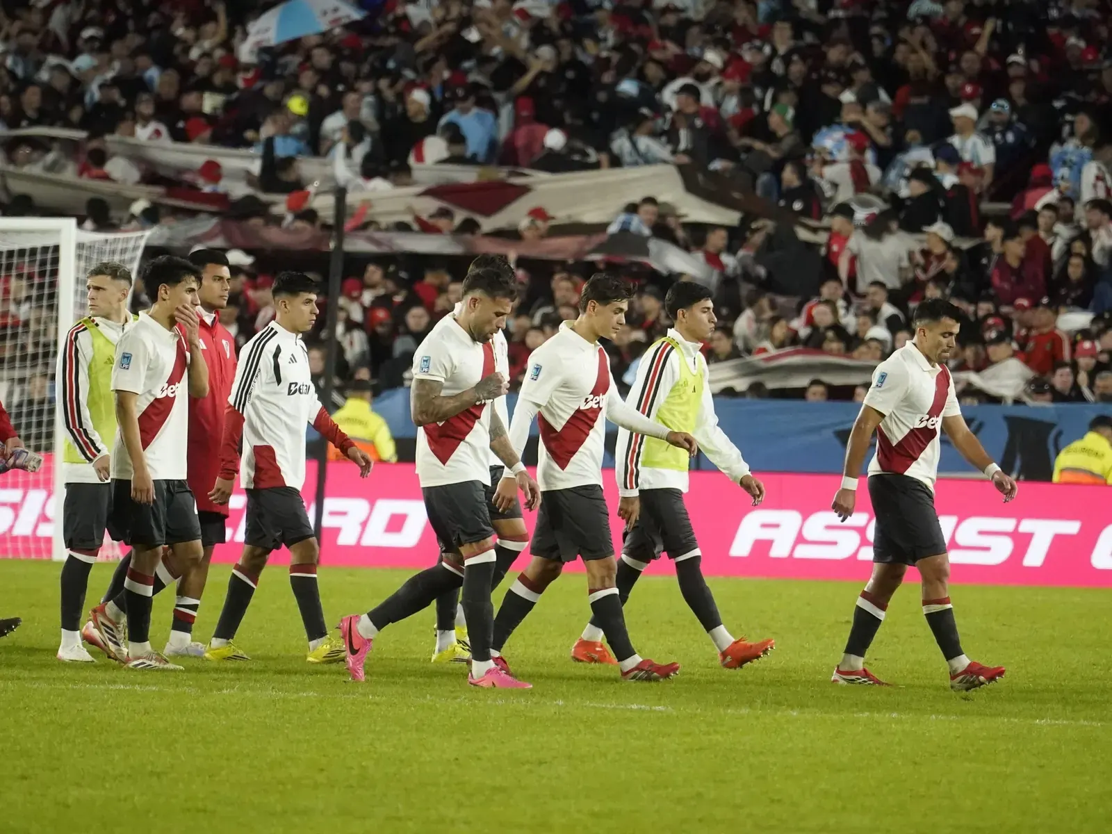 Jugadores de River Plate con gestos de preocupación tras la derrota ante Gimnasia en el Bosque, julio 2026