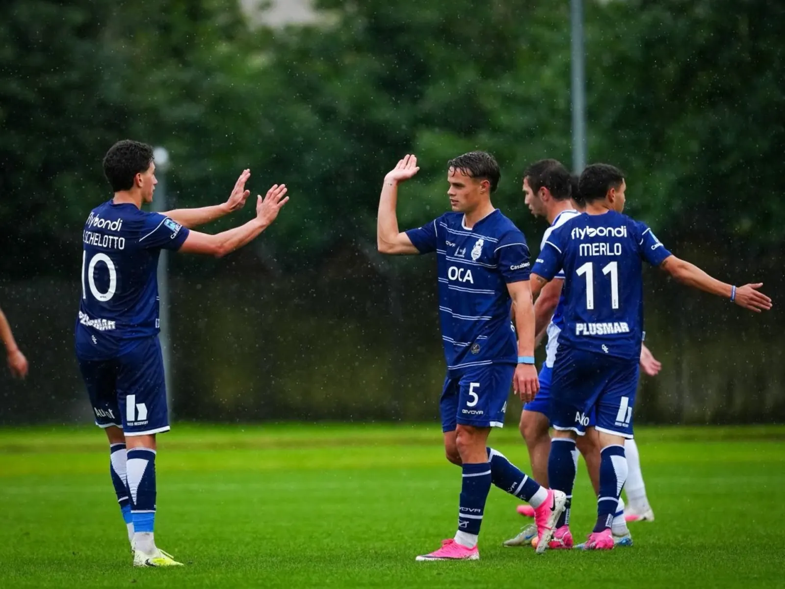 Jugadores de Gimnasia y Esgrima La Plata entrenando durante la pretemporada en Rusia.