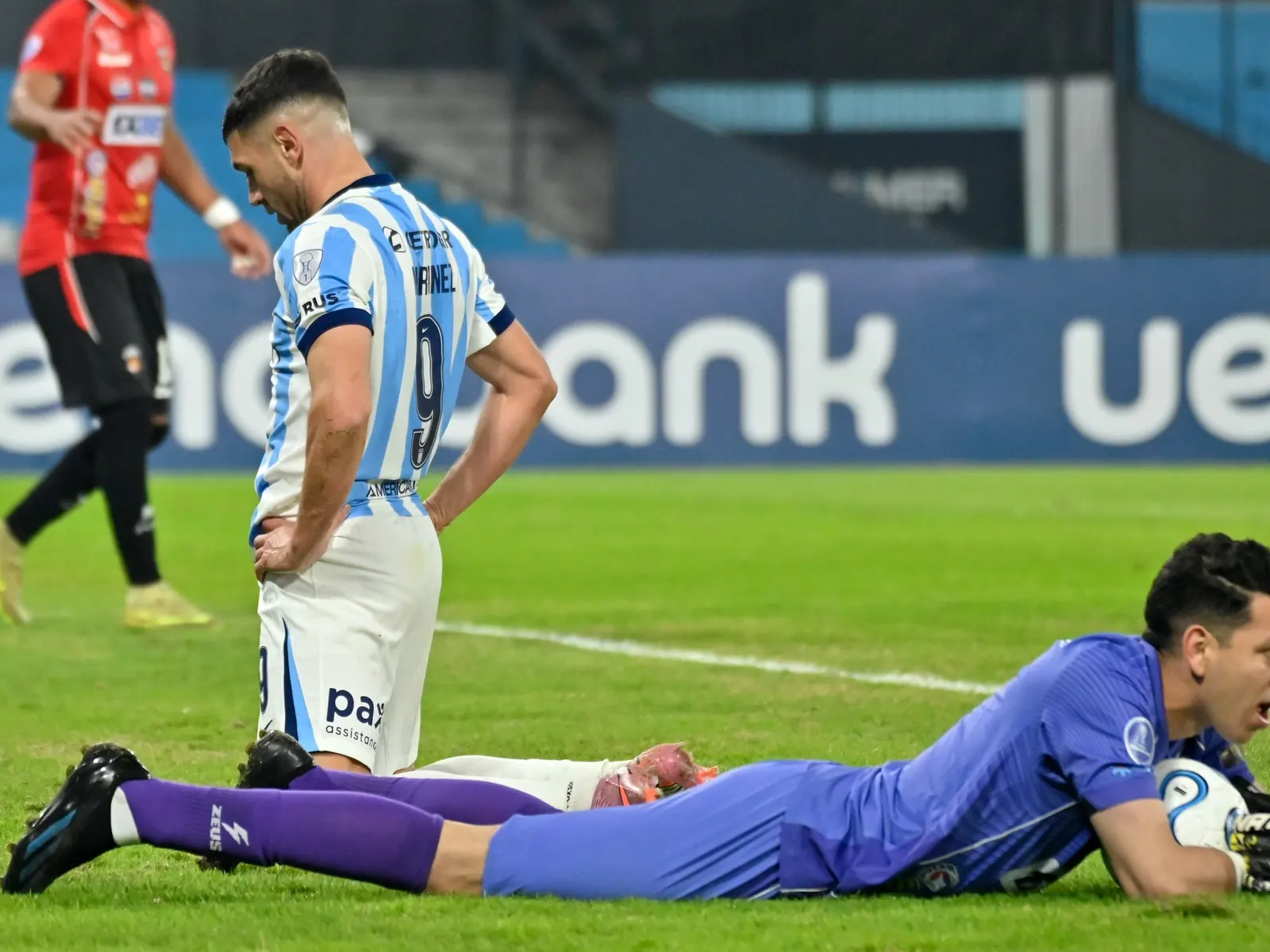Adrián Martínez, delantero de Racing, en acción durante un partido.