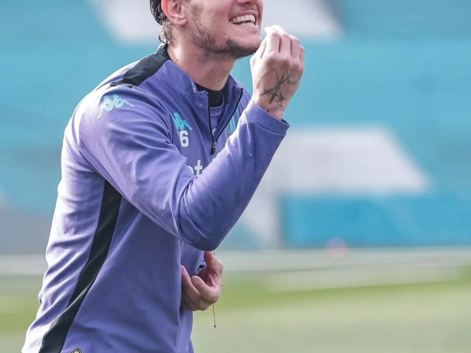 Bruno Zuculini, futbolista argentino, posando con la camiseta de Nacional de Uruguay.