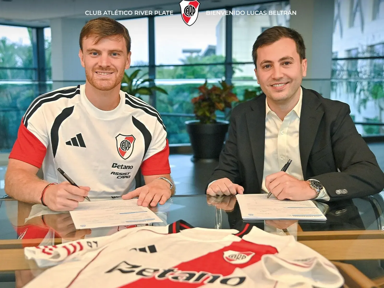 Lucas Beltrán posando con la camiseta de River Plate tras oficializarse su regreso.
